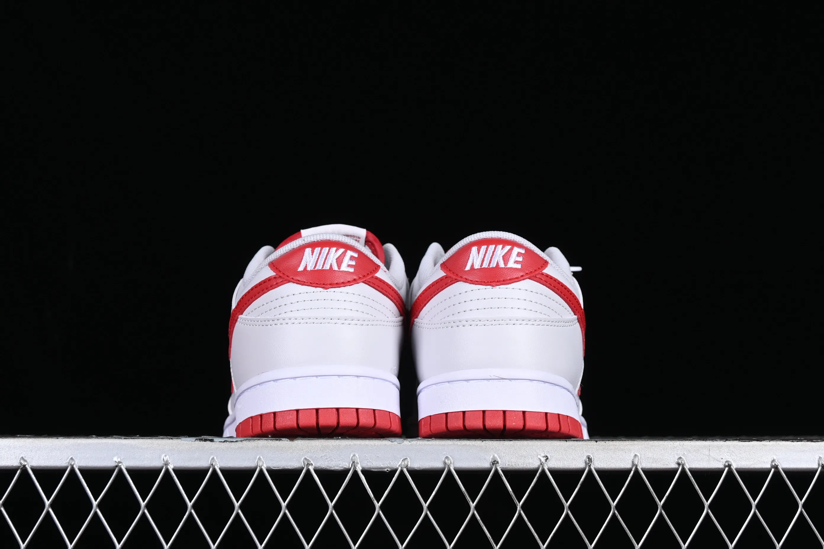 All Categories Nk SB Dunk Series Nk SB Dunk Low Low-top sneakers Cost-effective version Nk Dunk Low "Vast Grey/Varsity Red" Gray and red Bugs Bunny SB low-top sports and leisure sneakers FJ0832-011